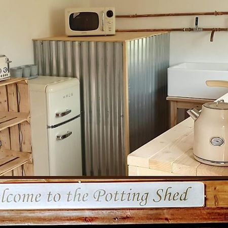 The Potting Shed Near Tenby, 100" Projector, Four Poster Bed, On-Site Hot Tub Access Via Spa Pack, Breakfast Экстерьер фото