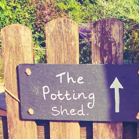 The Potting Shed Near Tenby, 100" Projector, Four Poster Bed, On-Site Hot Tub Access Via Spa Pack, Breakfast Экстерьер фото