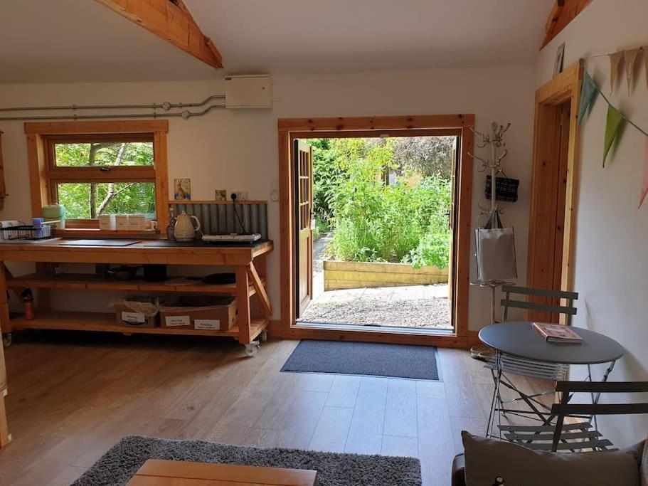 The Potting Shed Near Tenby, 100" Projector, Four Poster Bed, On-Site Hot Tub Access Via Spa Pack, Breakfast Экстерьер фото