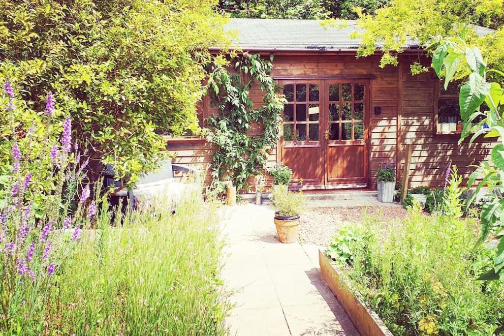 The Potting Shed Near Tenby, 100" Projector, Four Poster Bed, On-Site Hot Tub Access Via Spa Pack, Breakfast Экстерьер фото