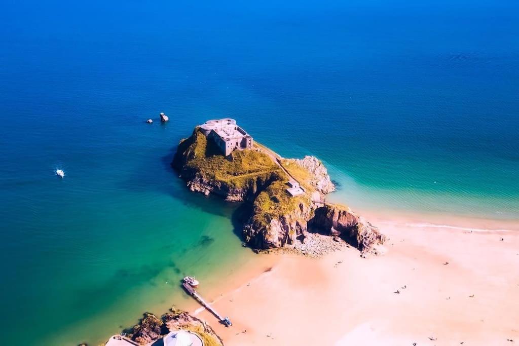 The Potting Shed Near Tenby, 100" Projector, Four Poster Bed, On-Site Hot Tub Access Via Spa Pack, Breakfast Экстерьер фото