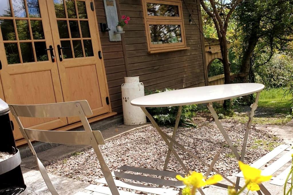 The Potting Shed Near Tenby, 100" Projector, Four Poster Bed, On-Site Hot Tub Access Via Spa Pack, Breakfast Экстерьер фото