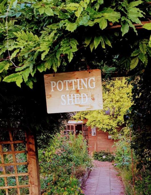 The Potting Shed Near Tenby, 100" Projector, Four Poster Bed, On-Site Hot Tub Access Via Spa Pack, Breakfast Экстерьер фото