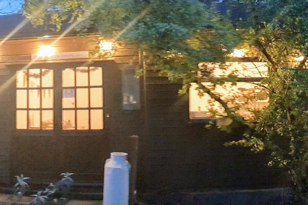 The Potting Shed Near Tenby, 100" Projector, Four Poster Bed, On-Site Hot Tub Access Via Spa Pack, Breakfast Экстерьер фото