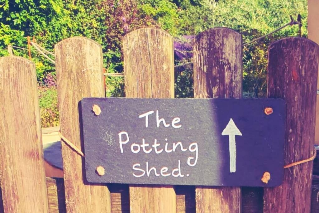 The Potting Shed Near Tenby, 100" Projector, Four Poster Bed, On-Site Hot Tub Access Via Spa Pack, Breakfast Экстерьер фото