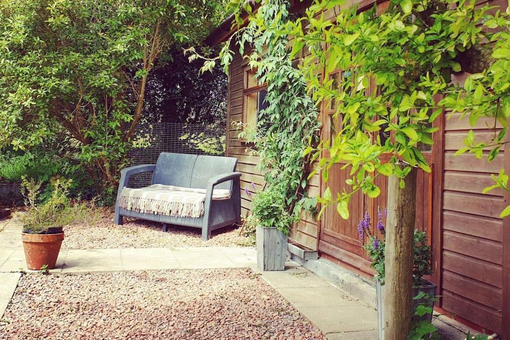 The Potting Shed Near Tenby, 100" Projector, Four Poster Bed, On-Site Hot Tub Access Via Spa Pack, Breakfast Экстерьер фото