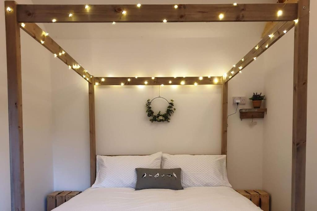 The Potting Shed Near Tenby, 100" Projector, Four Poster Bed, On-Site Hot Tub Access Via Spa Pack, Breakfast Экстерьер фото