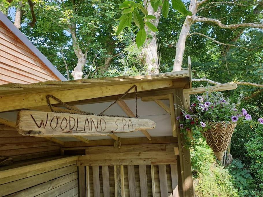 The Potting Shed Near Tenby, 100" Projector, Four Poster Bed, On-Site Hot Tub Access Via Spa Pack, Breakfast Экстерьер фото
