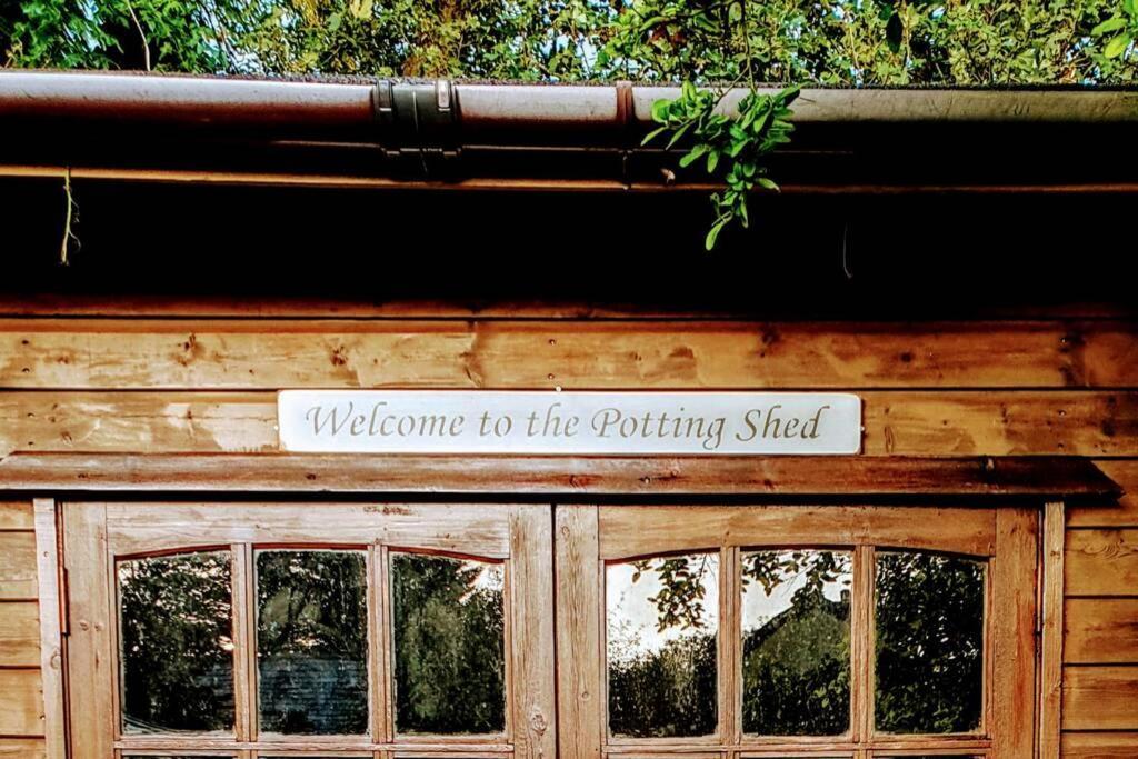 The Potting Shed Near Tenby, 100" Projector, Four Poster Bed, On-Site Hot Tub Access Via Spa Pack, Breakfast Экстерьер фото